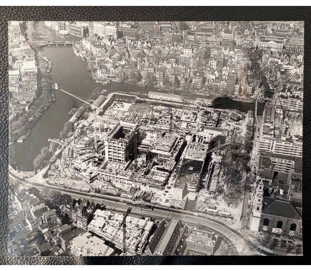 Originele luchtfoto Stopera Amsterdam in aanbouw (ca. 1984–1985) – Aerocamera Hofmeester (1984)